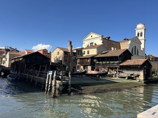 ヴェネチアの下町ドルソドゥーロ地区散策と18世紀文化史博物館カ・レッツォーニコ見学＜混載／2時間／日本語ガイド＞