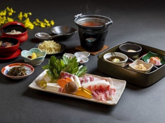 【金アグー豚しゃぶしゃぶ（舞踊鑑賞付き）】伝統的な食文化と琉球王朝の宴の雰囲気を味わう琉球舞踊を満喫！＜那覇 久米／1階シアター席＞