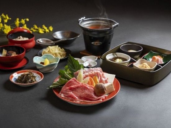 【金アグー豚しゃぶしゃぶ（舞踊鑑賞付き）】伝統的な食文化と琉球王朝の宴の雰囲気を味わう琉球舞踊を満喫！＜那覇 久米／1階シアター席＞