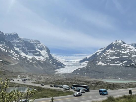 世界遺産カナディアンロッキー　冬と春が出会う絶景ルート！レイクルイーズ＋氷河街道＋コロンビア大氷原を巡る＜4～5月／昼食付／日本語ガイド＞