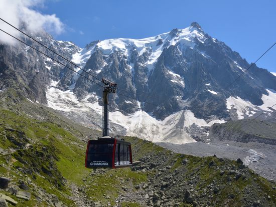 France_Chamonix_Aiguille du Midi_pixta_48305653_M