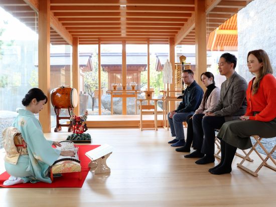 鳥飼八幡宮という神聖な空間にて究極の日本文化体験、正式参拝、和楽器演奏、茶道体験＜福岡市＞