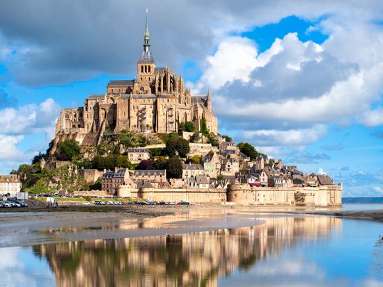 France_Normandy_Mont_Saint_Michele_shutterstock_107676383