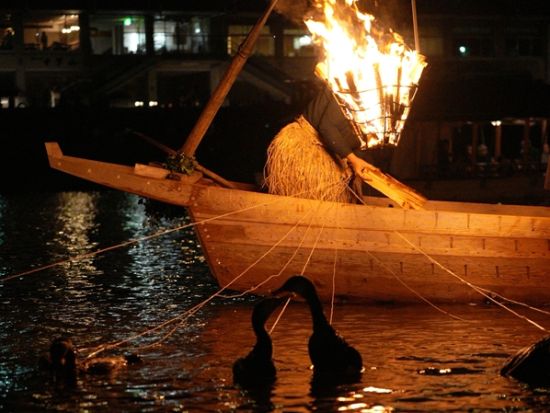 名古屋発日帰りバスツアー 貸切船で楽しむ！1300年の伝統長良川鵜飼と鮎づくしの夕食＋郡上八幡散策＜5～10月／名古屋発着＞