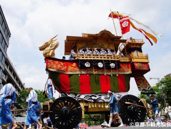 祇園祭山鉾巡行観覧と三井アウトレットパーク滋賀竜王 日帰りバスツアー＜英語ガイド／半日 or 1日＞