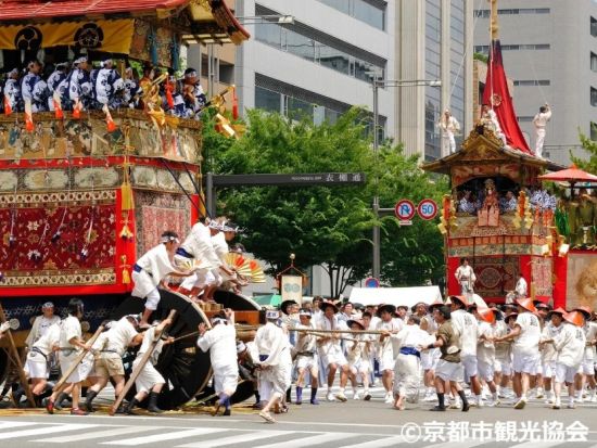 祇園祭山鉾巡行観覧と三井アウトレットパーク滋賀竜王 日帰りバスツアー＜英語ガイド／半日 or 1日＞
