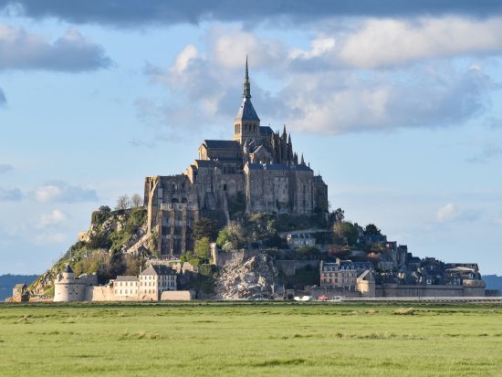 モンサンミッシェルに泊まる！1泊2日ツアー　オムレツの昼食付き＜混載／朝昼食付／日本語アシスタント／パリ発着＞by H.I.S.