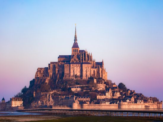 モンサンミッシェルに泊まる！1泊2日ツアー　オムレツの昼食付き＜混載／朝昼食付／日本語アシスタント／パリ発着＞by H.I.S.