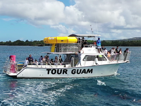 イルカウォッチング＆シュノーケリング　ツアー参加者だけが楽しめるプライベートビーチ・スターサンドビーチクラブやBBQランチも楽しめる！＜送迎付＞