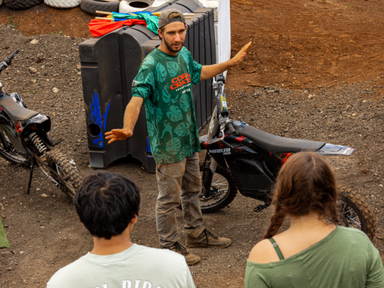 コーラルクレーター・アドベンチャーパーク　二輪バイクでオフロードのコースを疾走！ガイド付きで初心者でも安心＜90分／英語ガイド＞