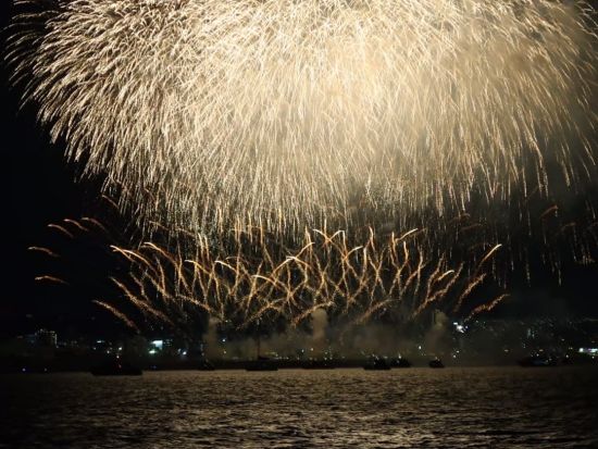 【4月11日開催！】【1組限定｜貸切】花火大会チャータークルーズ 特大花火を船上から！屋形船で楽しむ特別な夜＜ドリンク・お食事付／沖縄本島＞