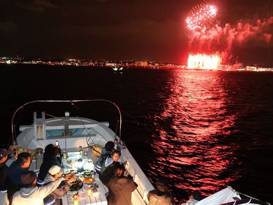 こちらの船は実際にご乗船いただく船とは異なります。次の写真の船になります。