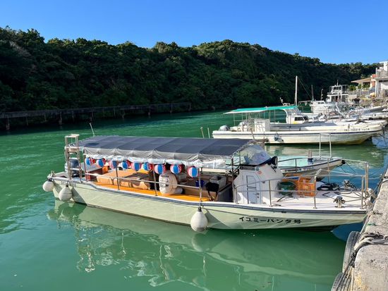 実際にご乗船いただく船は沖縄版「屋形船」のこちらです！