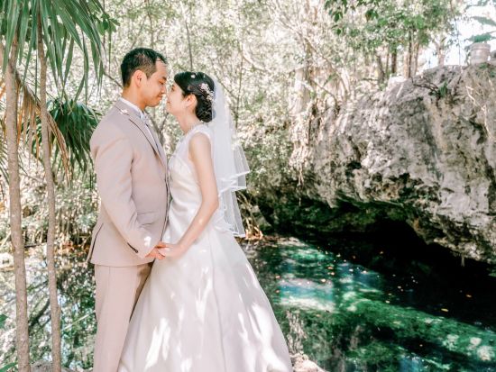 【ハネムーン／カップル】ウエディングフォトセッション　カリブ海ビーチ＆セノーテ 2ロケーション撮影＜写真データ200枚以上／日本語サポート／送迎付き＞