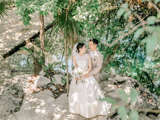 【ハネムーン／カップル】ウエディングフォトセッション　カリブ海ビーチ＆セノーテ 2ロケーション撮影＜写真データ200枚以上／日本語サポート／送迎付き＞