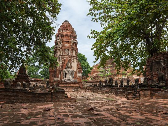 Templo_Mahathat,_Ayutthaya,_Tailandia,_2013-08-23,_DD_06