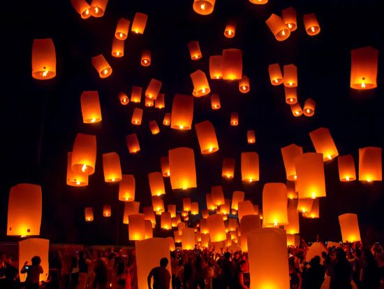 【2026年5月31日限定】ボロブドゥール寺院遺跡ワイサック仏教大際（ランタン祭）ツアー＜ランタン打ち上げ体験付き／貸切／日本語ガイド／ホテル送迎付き＞