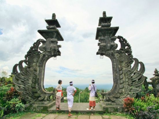 バリの伝統衣装でブサキ寺院参拝体験！＋バリ島で一番美しい竹の村パンリプラン村訪問＜ランチ付き／日本語ガイド／バリ島発＞by JTB