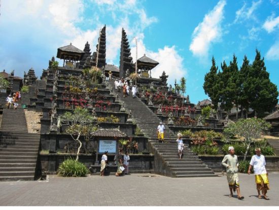 バリの伝統衣装でブサキ寺院参拝体験！＋バリ島で一番美しい竹の村パンリプラン村訪問＜ランチ付き／日本語ガイド／バリ島発＞by JTB