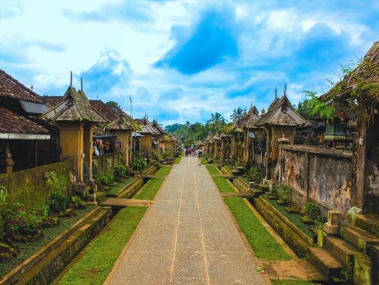 バリの伝統衣装でブサキ寺院参拝体験！＋バリ島で一番美しい竹の村パンリプラン村訪問＜ランチ付き／日本語ガイド／バリ島発＞by JTB