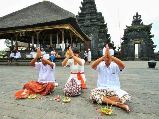 バリの伝統衣装でブサキ寺院参拝体験！＋バリ島で一番美しい竹の村パンリプラン村訪問＜ランチ付き／日本語ガイド／バリ島発＞by JTB