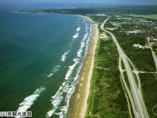 能登日帰りバスツアー 千里浜なぎさドライブウェイ＋七尾散策＋能登食祭市場 自由昼食＆クーポン付＜4～7月／金沢駅発着＞