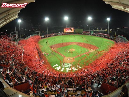 【2026/4/3～6/17期間限定】台湾プロ野球観戦ツアー　熱狂の球場で味全ドラゴンズ観戦！＜チア応援観覧席／チアガールと撮影＆球場案内プランあり／片道送迎＞