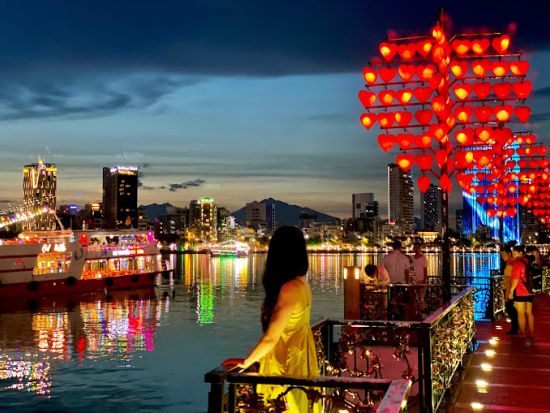 ダナン ナイトウォーキングツアー ダナン夜景＋隠れ家バー＋ナイトマーケット＜２時間／貸切プラン＆日本語ガイドプランあり＞