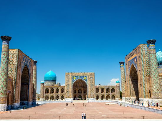 Uzbekistan_Samarkand_Registan Square_pixta_26114632