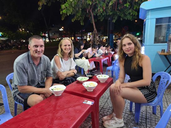 ニャチャン 夜のストリートフードツアー 地元で人気の屋台料理とスイーツを食べ歩き＜3時間／貸切プラン＆日本語ガイドプランあり＞
