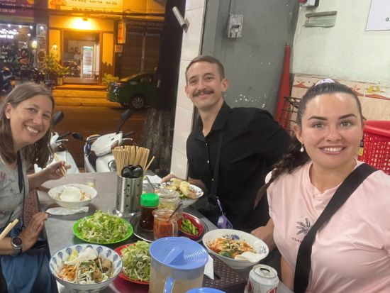 ニャチャン 夜のストリートフードツアー 地元で人気の屋台料理とスイーツを食べ歩き＜3時間／貸切プラン＆日本語ガイドプランあり＞