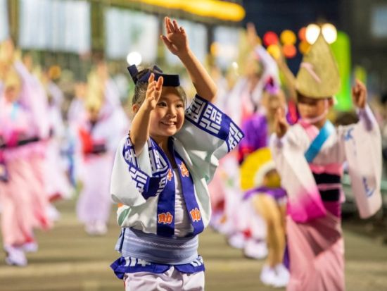 阿波踊り日帰りツアー S席確約＆専用車送迎付き＜英語ドライバー／高松駅発＞