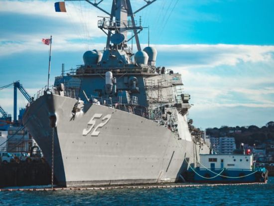 日米の艦船を海上から見学！横須賀軍港めぐり乗船＆記念艦三笠内で食べる海軍カレーのご昼食 