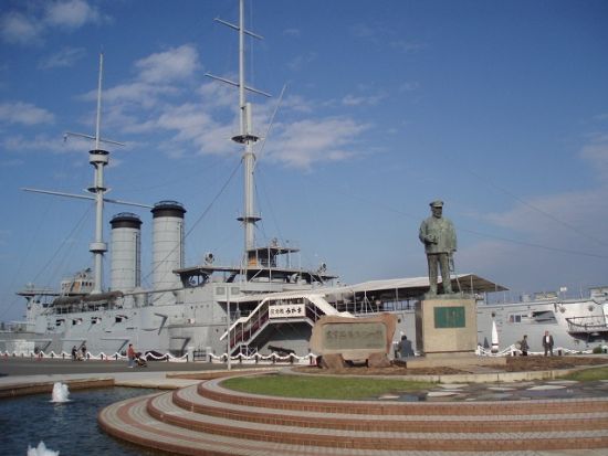 日米の艦船を海上から見学！横須賀軍港めぐり乗船＆記念艦三笠内で食べる海軍カレーのご昼食 