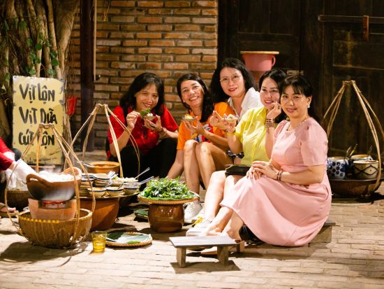 ニャチャンの郷土料理と民族ショーを満喫！グルメ＆文化体験ツアー＜英語ガイド／ディナービュッフェ／ホテル送迎付き＞