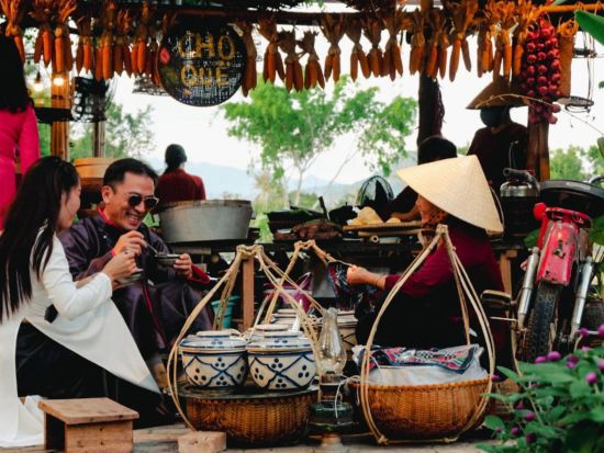 ニャチャンの郷土料理と民族ショーを満喫！グルメ＆文化体験ツアー＜英語ガイド／ディナービュッフェ／ホテル送迎付き＞