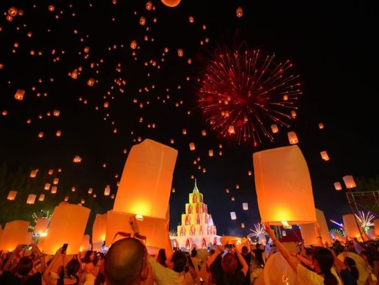 【2026年11月24日・25日限定】イーペンランタンフェスティバル　夜空に舞うランタン＆伝統ショー＜ガッサン・パノラマ・ゴルフクラブ／チェンマイ発／送迎付き＞