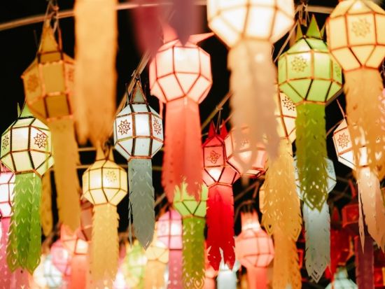 【2026年11月24日・25日限定】イーペンランタンフェスティバル　夜空に舞うランタン＆伝統ショー＜ガッサン・パノラマ・ゴルフクラブ／チェンマイ発／送迎付き＞