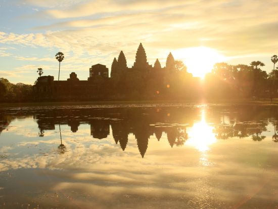お手軽に満喫！アンコールワット半日貸切観光 お子様連れ歓迎！＜選べる午前/朝日鑑賞OR午後/夕日鑑賞 ／1～9名／１台料金／人気店でのお食事オプションあり＞
