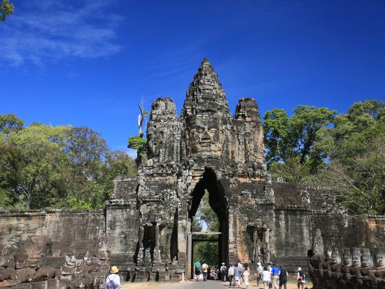 お手軽に満喫！アンコールワット半日貸切観光 お子様連れ歓迎！＜選べる午前/朝日鑑賞OR午後/夕日鑑賞 ／1～9名／１台料金／人気店でのお食事オプションあり＞