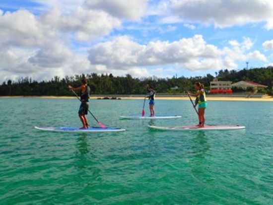  SUP（スタンドアップパドルボード）海の上をゆったり進む癒しのひととき トイレ・温水シャワー・更衣室完備で安心＆快適に利用◎＜4～9月／名護市＞
