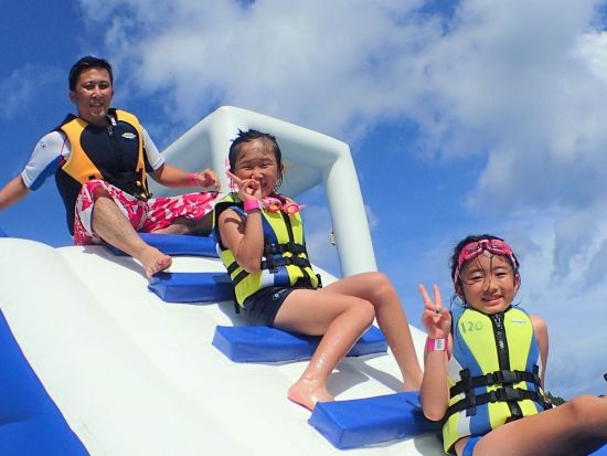 【アクアパーク】海の上の遊園地でたっぷり遊べる！6歳から参加OK＆当日午前まで予約可能＜沖縄・名護・21世紀の森ビーチ＞