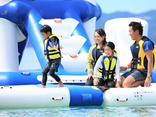 【アクアパーク】海の上の遊園地でたっぷり遊べる！6歳から参加OK＆当日午前まで予約可能＜沖縄・名護・21世紀の森ビーチ＞