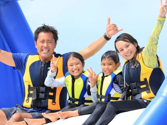 【アクアパーク】海の上の遊園地でたっぷり遊べる！6歳から参加OK＆当日午前まで予約可能＜沖縄・名護・21世紀の森ビーチ＞