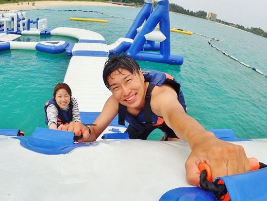 【アクアパーク】海の上の遊園地でたっぷり遊べる！6歳から参加OK＆当日午前まで予約可能＜沖縄・名護・21世紀の森ビーチ＞
