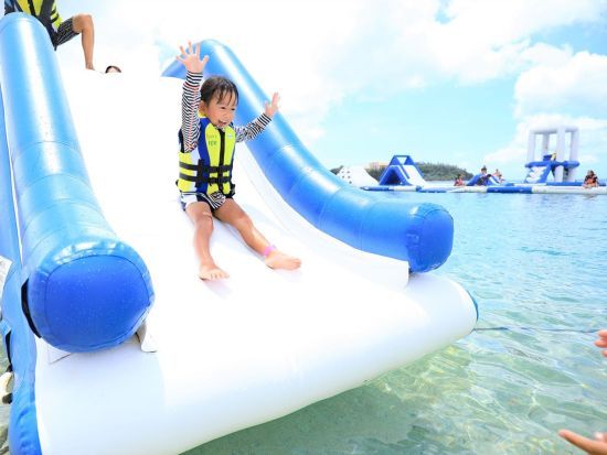 【アクアパーク】海の上の遊園地でたっぷり遊べる！6歳から参加OK＆当日午前まで予約可能＜沖縄・名護・21世紀の森ビーチ＞