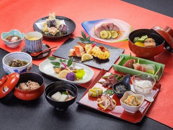 【祝宴会席（舞踊鑑賞付き）】伝統的な食文化と琉球王朝の宴の雰囲気を味わう琉球舞踊を満喫！＜那覇 久米／1階シアター席＞