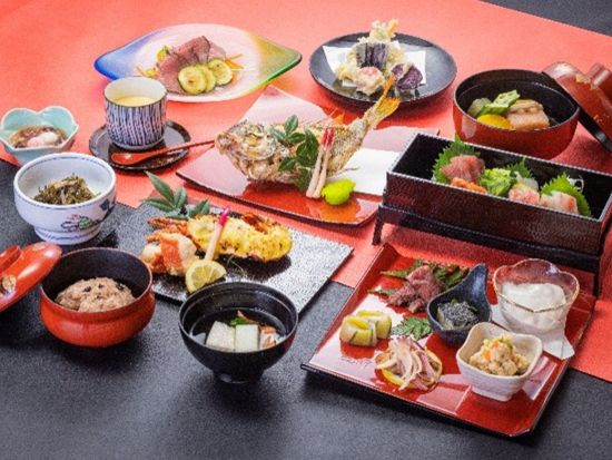 【祝宴会席（舞踊鑑賞付き）】伝統的な食文化と琉球王朝の宴の雰囲気を味わう琉球舞踊を満喫！＜那覇 久米／1階シアター席＞