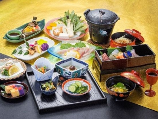 【沖縄県産金目鯛会席(舞踊鑑賞付き)】伝統的な食文化と琉球王朝の宴の雰囲気を味わう琉球舞踊を満喫！＜那覇 久米／1階シアター席＞