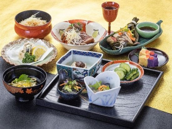 【沖縄県産金目鯛会席(舞踊鑑賞付き)】伝統的な食文化と琉球王朝の宴の雰囲気を味わう琉球舞踊を満喫！＜那覇 久米／1階シアター席＞